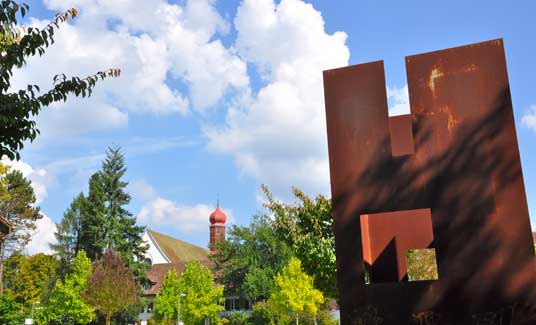 Vergangenheit und Moderne mit dem Kloster Wettingen und der Eisenskulptur