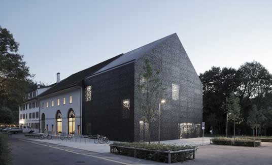 Beleuchtetes Gebäude der Löwenscheune Kloster Wettingen